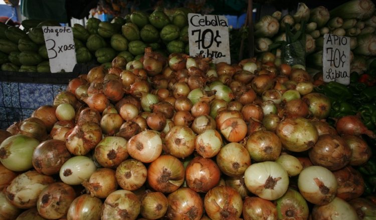 Algunos vendedores han optado por vender el producto a más de $0.60 por el desabastecimiento. /Foto Archivo