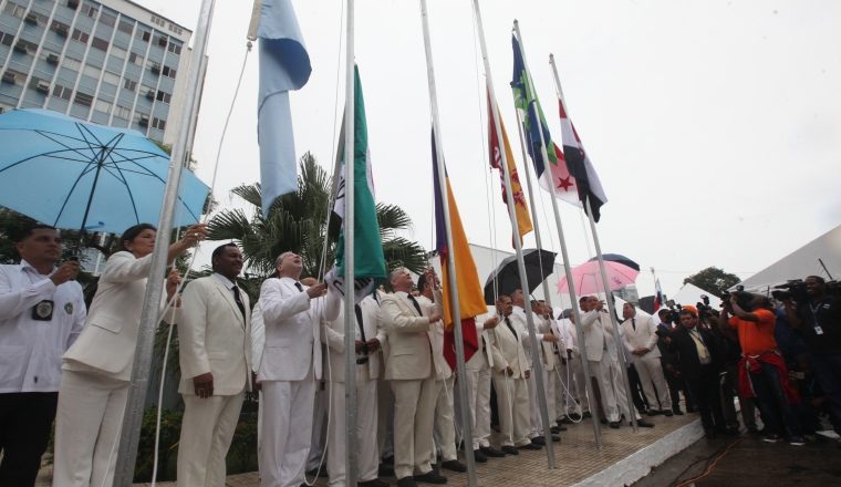 Los diputados izaron las banderas de sus partidos políticos bajo la lluvia que acompañó la jornada. /Foto Edwin González