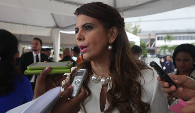 La diputada de Cambio Democrático (CD) Mariela Vega votó  acorde a la decisión de su bancada, que decidió apoyar a Fernando Carrillo, sin embargo, no avala la revocatoria de mandato a sus copartidarios.