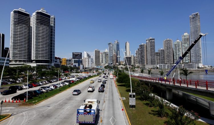 La economía nacional se ha visto empañada por los escándalos internacionales Panamá Papers y caso Waked. /Foto Archivo.