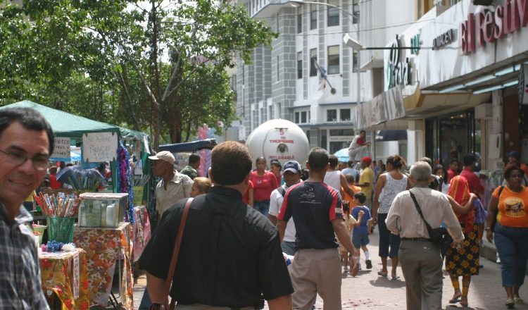 Consumidores reportan que cada vez les alcanza menos el salario. /Foto Archivo
