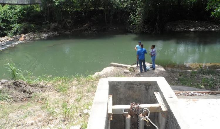 Habitantes en Penonomé centro esperan respuesta del Idaan para tener agua regularmente. /Foto Elena Valdez