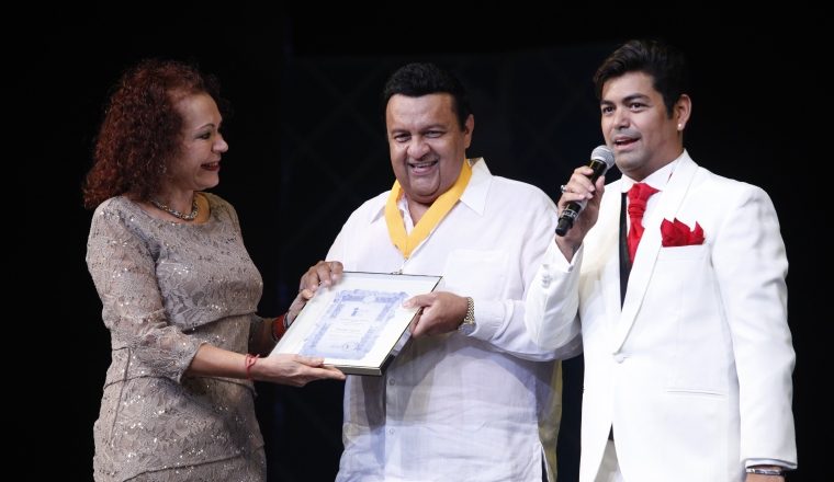 Momento del reconocimiento a Osvaldo. ¡Muy emotivo!