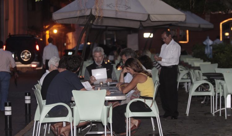 El promedio de personal empleado en hoteles y restaurantes cayó un 3.4% durante el primer trimestre de este año.
