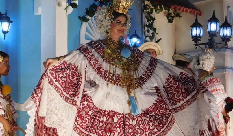 Ivania Raquel Barrios Pardo, luego de ser investida. /Foto Zenaida Vásquez 