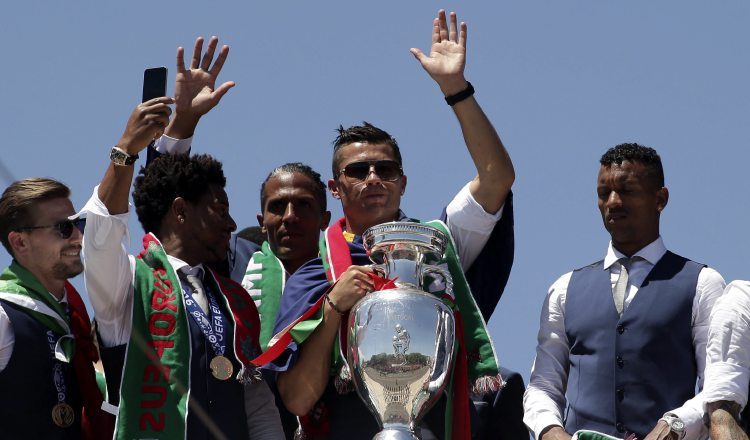 Los jugadores de la selección portuguesa  Adrián Silva, Eliseu, Bruno Alves, Cristiano Ronaldo  y Nani muestran el trofeo de campeones  a sus seguidores. /Foto EFE