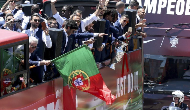 Los aficionados se tomaron las calles de Lisboa ayer. /Foto EFE