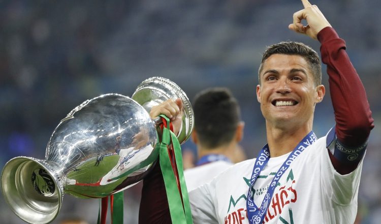Cristiano Ronaldo cerró la temporada 2015-2016  levantando la Eurocopa 2016 con Portugal. /Foto AP