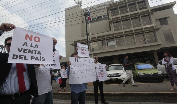 Abogados, artesanos, líderes comunitarios y comerciantes protestaron la semana pasada frente a Migración para pedir la derogación de los dos últimos decretos  de regularización migratoria. /Foto Víctor Arosemena