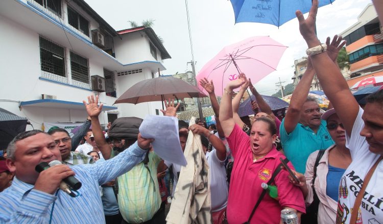 Desde la escuela República de Venezuela, al momento de la votación simbólica (mano en alto) que oficializó el inicio del paro de 72 horas. /Foto Víctor Arosemena