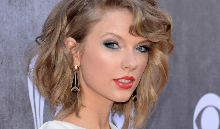 Las celebridades se sumaron a llevar el también denominado corte de cabello ‘long bob’.  Taylor Swift es una de ellas.