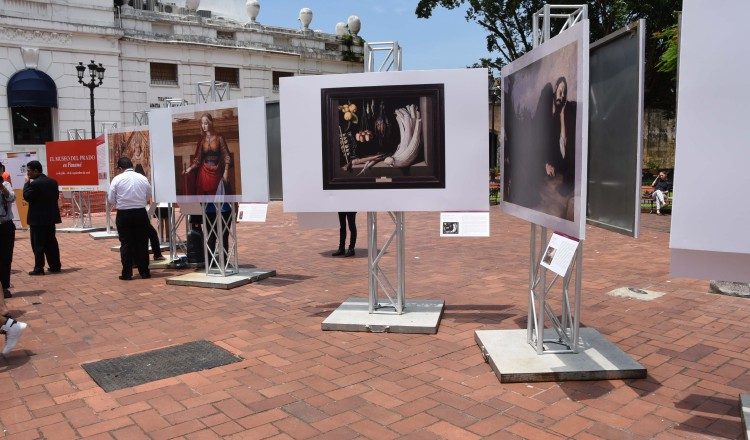 Desde el primer día de la exposición, turistas y locales se han mostrado interesados en admirar las obras de arte de famosos maestros.. /Foto Marly Domínguez.