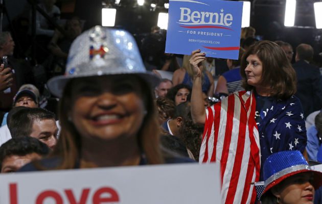 Seguidores de Bernie Sanders, protestan dentro de la convención demócrata. FOTO/EFE. 
