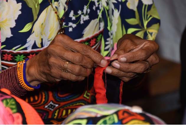 Muestra cómo realiza el arte de fama mundial que es la mola.