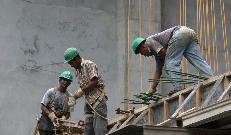 La construcción, que es uno de los principales sectores de la economía que genera empleo, bajó su mano de obra de 200 mil a 134 mil actualmente. /Foto Archivo