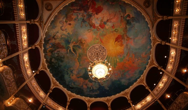 En el  Teatro Nacional, arte de Roberto Lewis. El concurso  con su nombre se estableció mediante  la Ley N.°63 de 6 de junio de 1974. /Foto Archivo