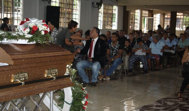 Muestras de dolor durante el sepelio de Kreslyn Rodríguez, conocido como "el doctor de los pobres". /Foto Erick Montenegro 