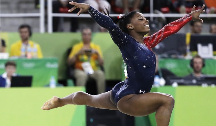 La estadounidense Simone Biles  durante los ejercicios de piso. /Foto AP