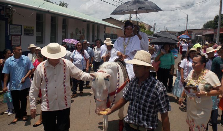 Una de las grandes tradiciones es el paseo de la pareja de recien casados. Foto: Thays Domínguez