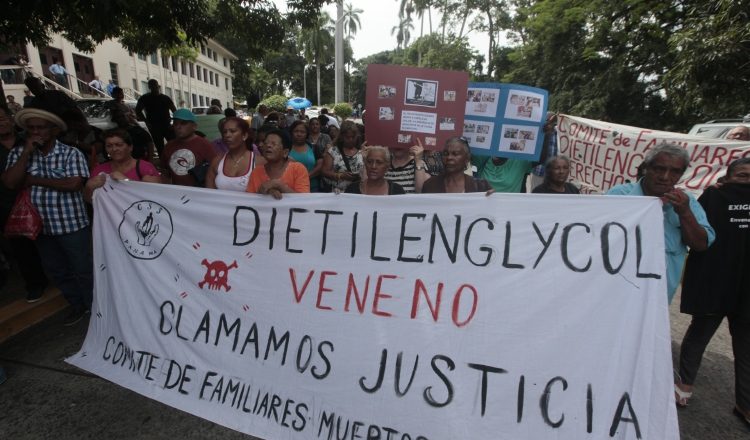 Desde hace 10 años familiares de las víctimas y sobrevivientes del envenenamiento por el dietilenglicol reclaman justicia. Víctor Arosemena