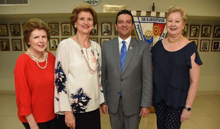 1. Aurora Eleta, Mercedes Eleta de Brenes, Juan Gabriel González y Graciela de Chapman.