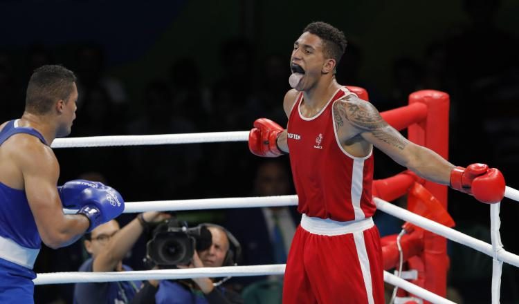 Tony Yoka le hace mueca a su rival. /Foto EFE
