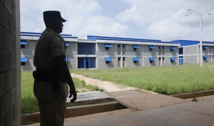 Actualmente hay 900 custodios penitenciarios para cuidar a 17 mil reclusos, ubicados en las 23 cárceles que hay en todo el país. /Foto Archivo