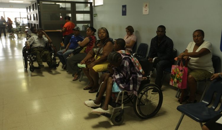 Mientras el Gobierno se interesa en negociar con los servicios de salud pública, pacientes en todo el país sufren una extendida crisis por falta de medicamentos e insumos. /Foto Archivo