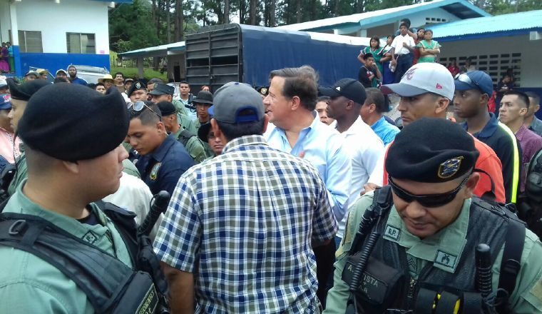 Varela se escudó detrás de la policía para enfrentar a los quejosos.