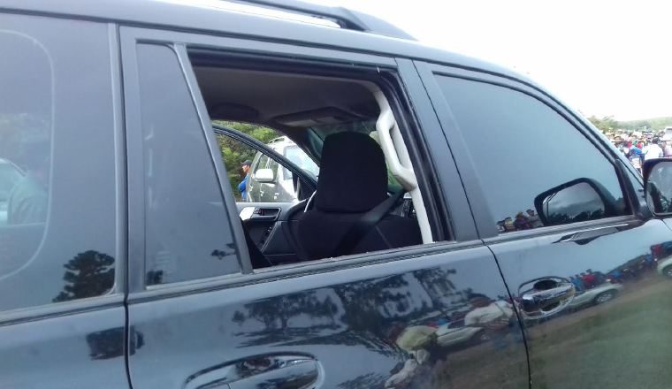 Confusión tras descontento: En medio del enojo por parte de quienes estaban presente en  Llano Tugrí, donde se firmaba el acuerdo, se lanzaron algunas piedras que impactaron contra unidades policiales y contra un vehículo de la Presidencia.