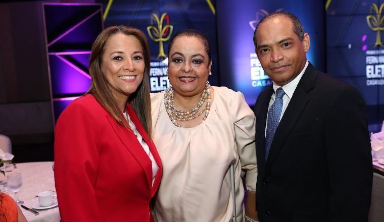 2. Estela Villarreal, Rosita Abad y Dilmar Rosas.  