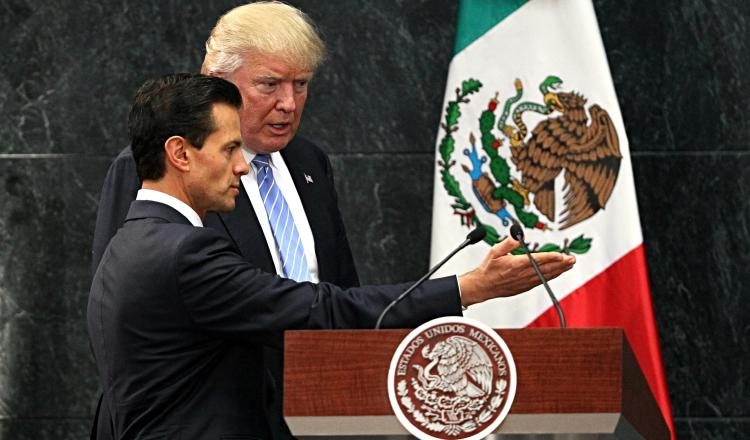 El presidente de México, Enrique Peña Nieto (izq.), recibe al candidato republicano Donald Trump. /Foto EFE