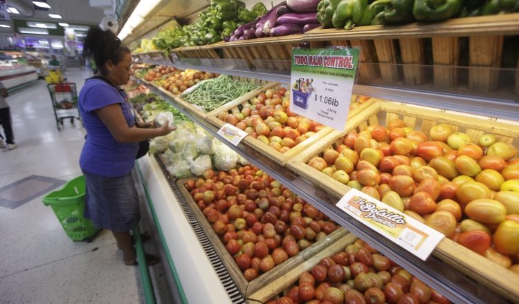 De julio de 2014 a julio de 2016, la canasta básica de alimentos ha aumentado $22 en los supermercados del país, según registros de Acodeco. /Foto Archivo
