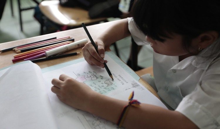 Escritora panameña también cree que se trata de que los docentes no pierdan la vocación. /Foto Archivo