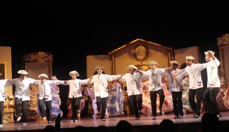 Cultores de danzas vernaculares. Siempre son muy aplaudidos. /Foto Archivo.