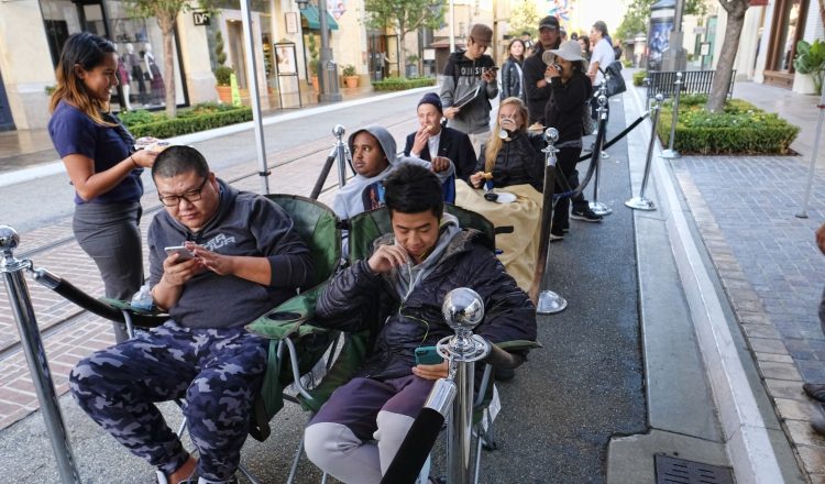 Los compradores hicieron largas filas de hasta 48 horas /Foto AP