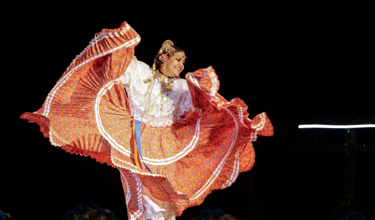 El público apreció la belleza y variedad de danzas folclóricas de nuestro país. Además, el talento de los bailarines. /Foto Shino SH