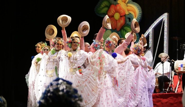 Hermosas. Ellas lucieron  el Traje típico nacional con orgullo.