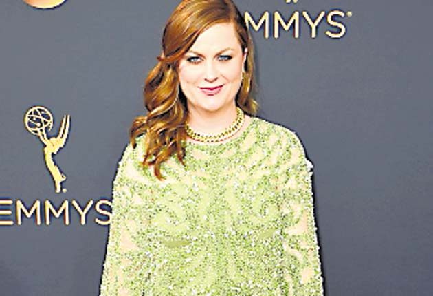 Amy Poehler: ¿De verdad que fue así vestida? Su elección fue de color puré de guisantes. Se vistió como lo haría cualquiera de nuestras madres para ir a una fiesta de Nochevieja. ¡Fueraaaaa!