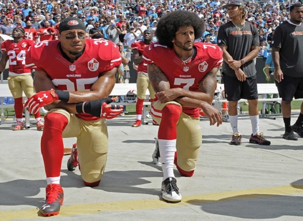Colin Kaepernick en plena protesta. Foto/AP