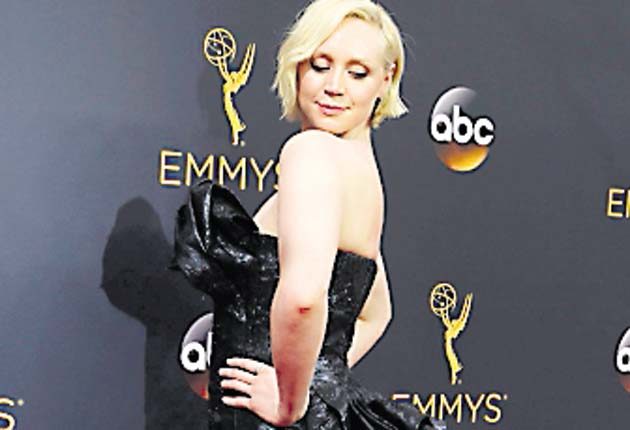 Gwendoline Christie: Seguro que la persona que se sentó detrás de ella no pudo ver ni una pizca de la ceremonia porque es altísima, y tras de eso se enfundó en un vestido con volantes traseros.