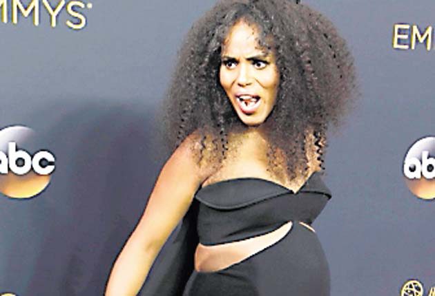 Kerry Washington: Se veía fatal, según los expertos internacionales. Fue un vestido con aberturas de la firma Brandon Maxwell. ¡Embarazadísima! Simplemente no intentó verse bien.