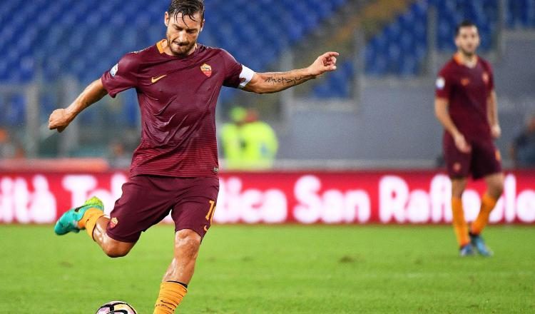 Francesco Totti logró el gol desde el punto de penal. /Foto EFE