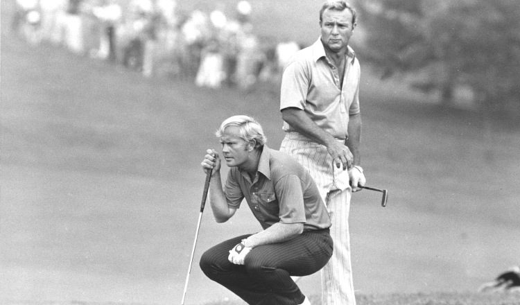 Nicklaus,  de rodillas, y su compañero Arnold Palmer mira  y estudia el  putt  en el green del hoyo 18  en Laurel Valley Golf Club en el PGA National Team Championship. /Foto AP