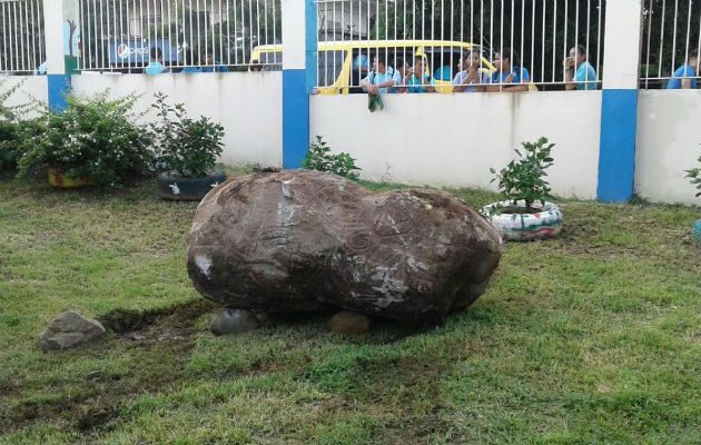 La roca en el patio del colegio. Foto: Eric A. Montenegro