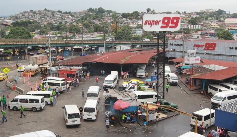En esta plaza se ubicaban los buhoneros y busitos piratas. /Foto Edwin González
