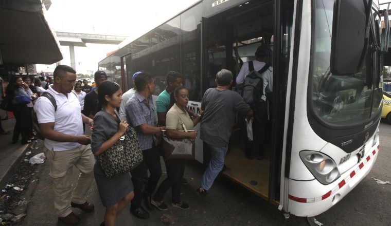 Usuarios piden que se mejore el servicio que brinda el metrobús. /Foto Edwin González
