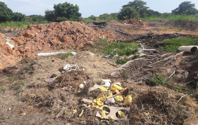 Basurero detrás del centro comercial.  Foto: Elena Valdez.