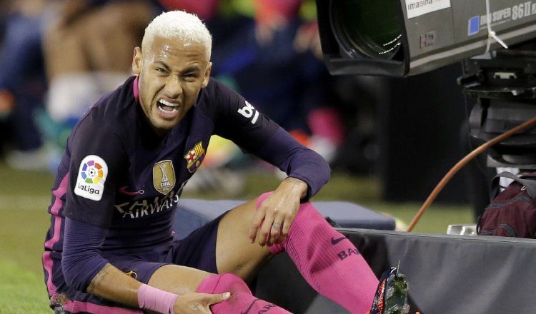 Los jugadores de la ofensiva del Barcelona tuvieron un partido para el olvido. /Foto EFE