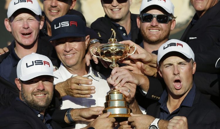 El equipo de los Estados Unidos festeja en grande el triunfo sobre los europeos. /Foto AP